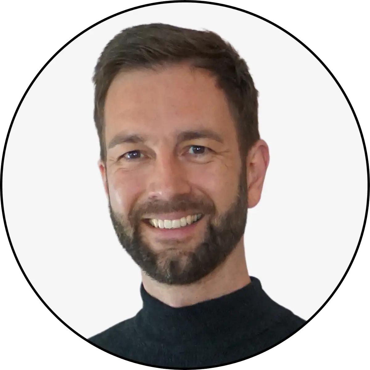 Thomas Waaden in front of gray background