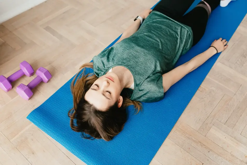 Frau macht Yoga Nidra auf der Yogamatte