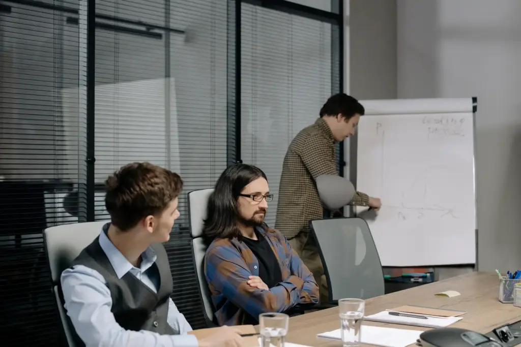 Mann kann seine Gefühle unterdrücken im Meeting