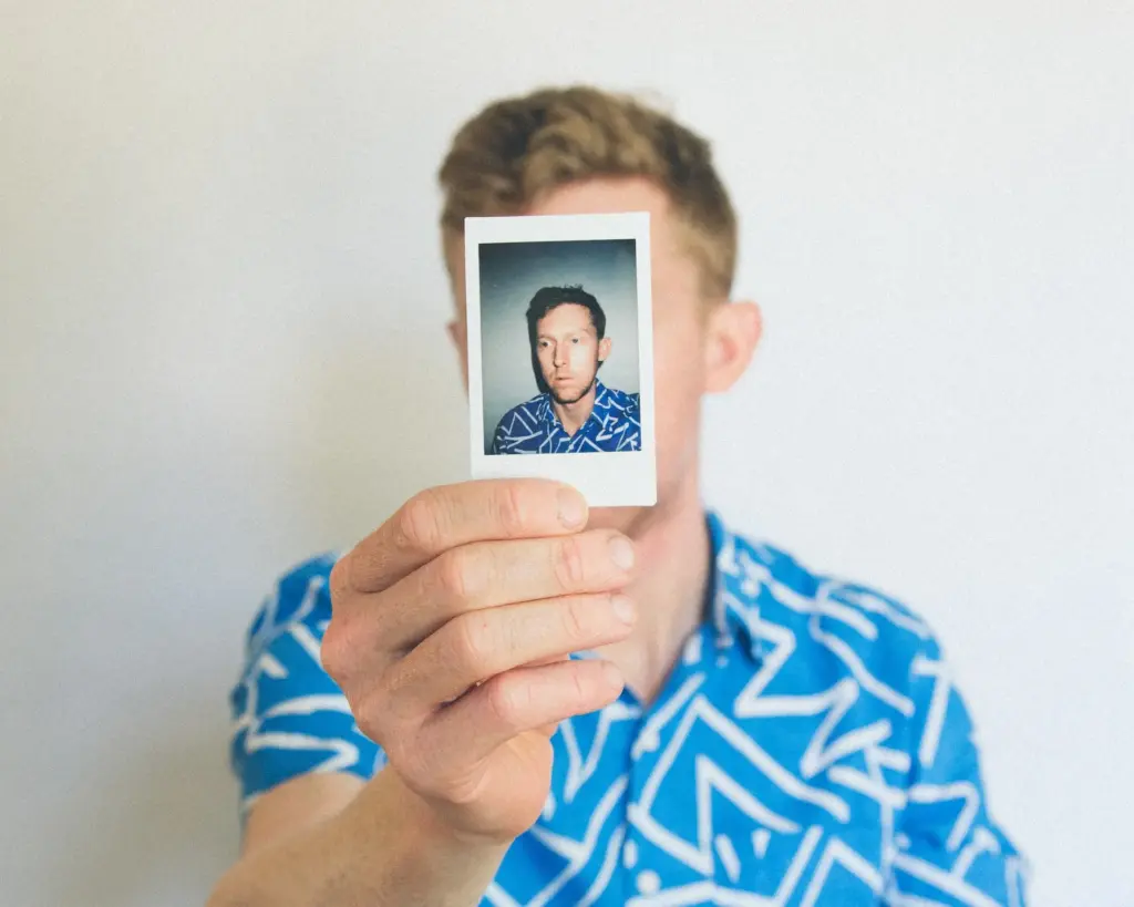 Man schaut hinter sein Polaroid und denk "Wer bin ich wirklich"