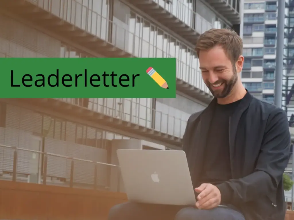 Thomas schreibt einen Newsletter mit Freude