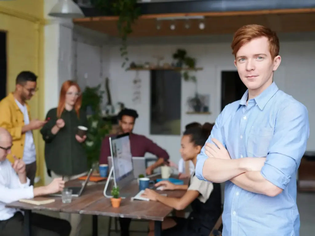 Introvertierte Führungskräfte - Führungskraft steht vor seinem Team