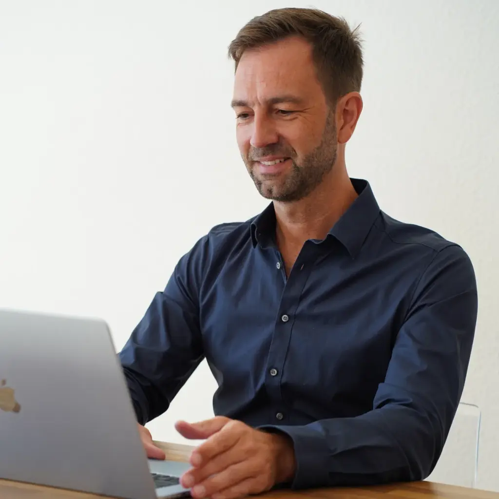 thomas-waaden-online-coaching-laptop Thomas Waaden betrachtet das Ergebnis eines Leaderletters
